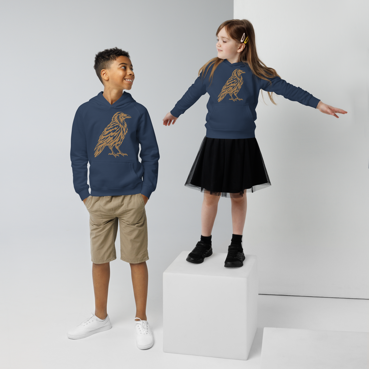 SPIRIT OF THE RAVEN – Kinder-Bio-Hoodie mit Rabenprint – Produktansicht